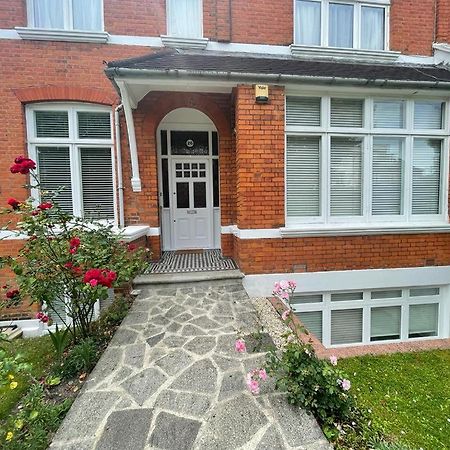 Spacious Holiday Home! Лондон Экстерьер фото
