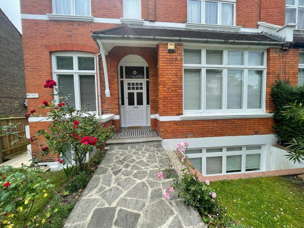 Spacious Holiday Home! Лондон Экстерьер фото