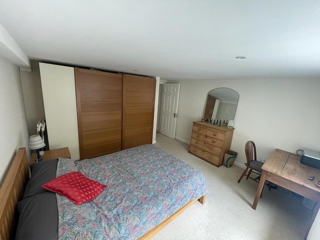Spacious Holiday Home! Лондон Экстерьер фото