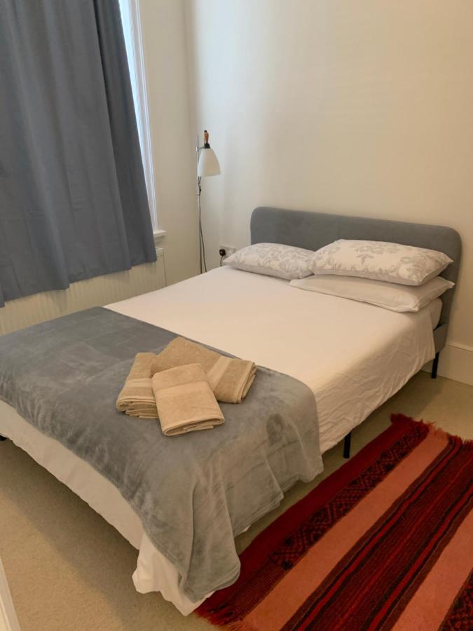 Spacious Holiday Home! Лондон Экстерьер фото
