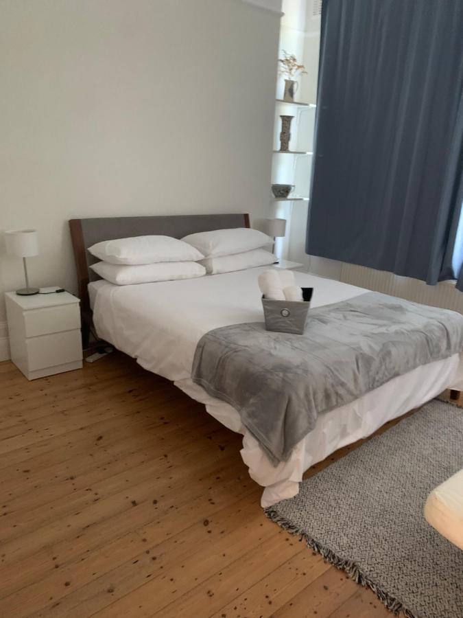 Spacious Holiday Home! Лондон Экстерьер фото